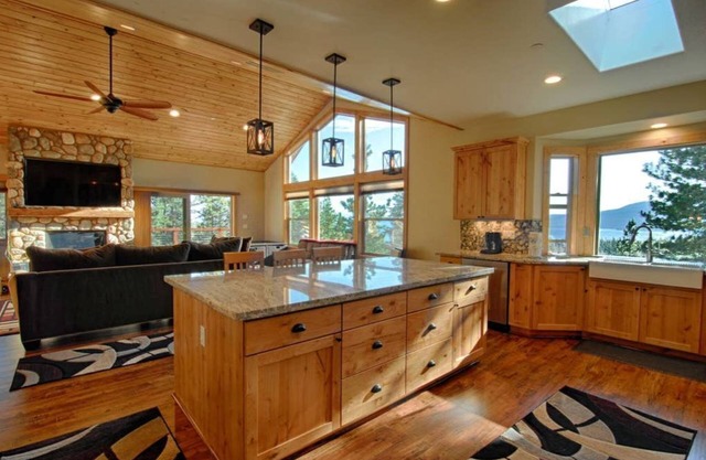 Luxury Lake View Retreat in North Lake Tahoe -Hot Tub
