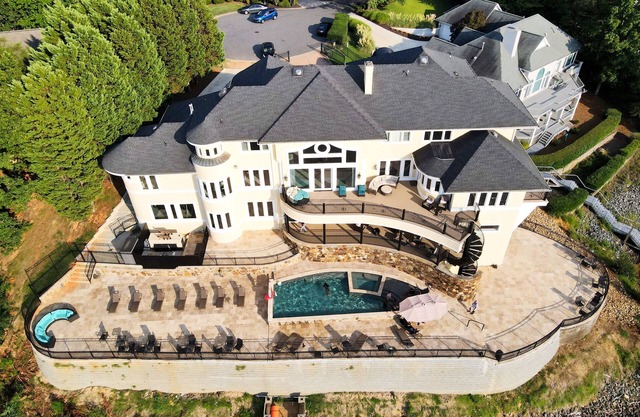 LUXURY LAKEFRONT ESTATE IN CHARLOTTE