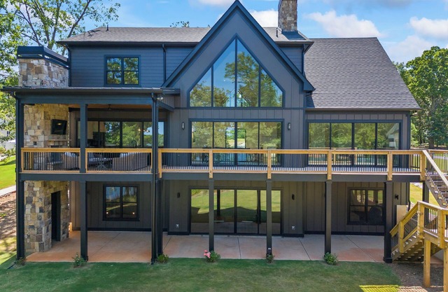 Luxury Lakefront Getaway - Space Galore