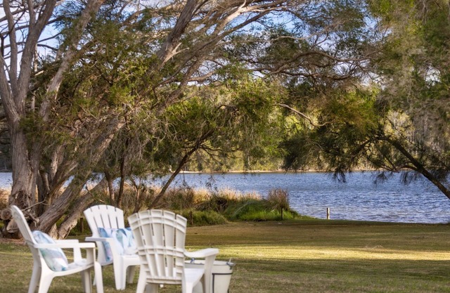 Luxury Lakefront Hideaway - Your relaxing south coast getaway awaits on the lake