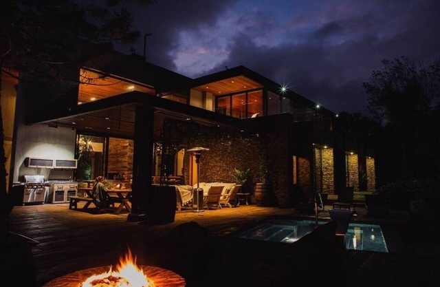 LUXURY LAKEFRONT HOME