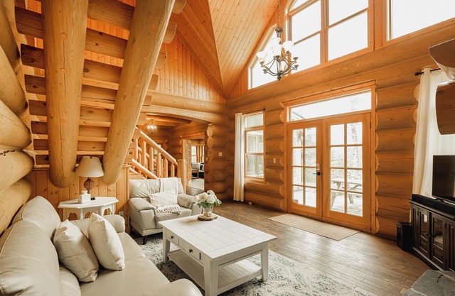 Luxury lakefront Log Home Near St Sauveur with private hot tub