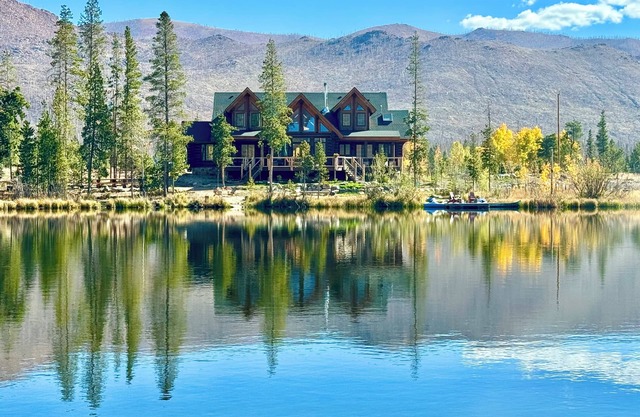 Luxury lakefront log home w/dock and boats bordering RMNP