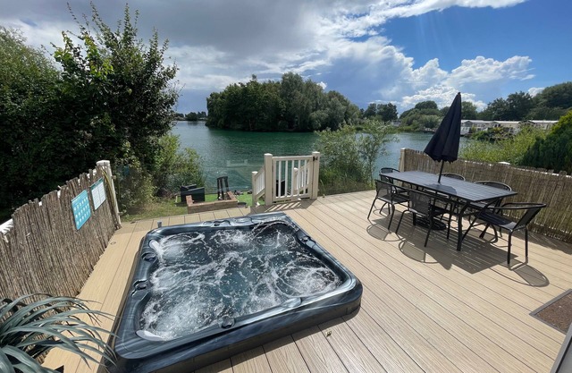 Luxury lakeside Caravan located at Tattershall Lakes an award winning park with hot tub, Fishing Peg