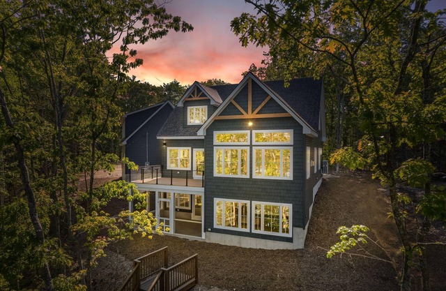 Luxury Lakeside Paradise w/Private Beach & Near Ski Resorts