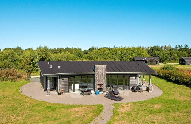 Luxury Lakeside Retreat with Spa-By Traum