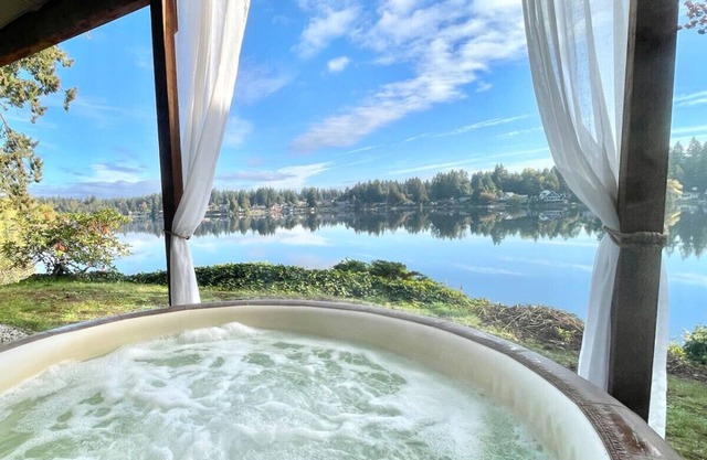 Luxury Lakeside Retreat-S'mores Hot tub Watersports
