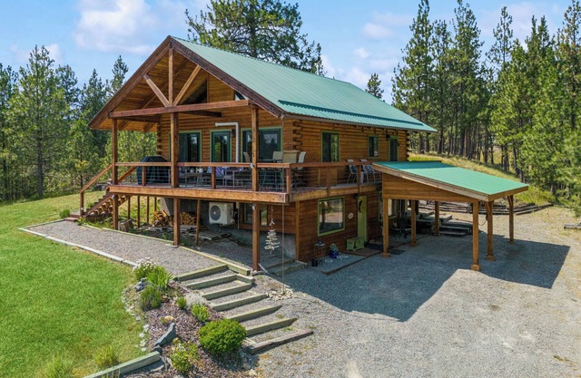 Luxury Lakeview 3 bedroom/ 2 bathroom Cabin Near Golf that sleeps 7!