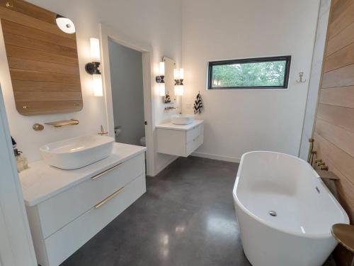 Luxury Lakeview Retreat