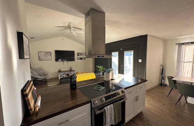 Luxury Lane: Prime Location by ASU & Across from GF Base - No Stairs - Pet Haven