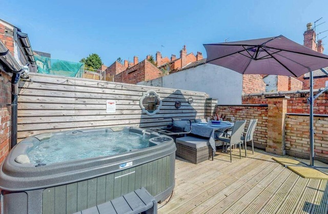 Luxury Lincoln Home - Sleeps 8 - Hot Tub - Pets