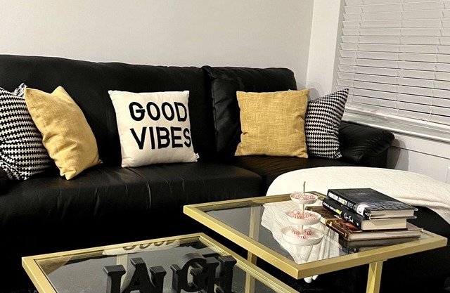 LUXURY LIVING 10mins from the MALL OF GEORGIA