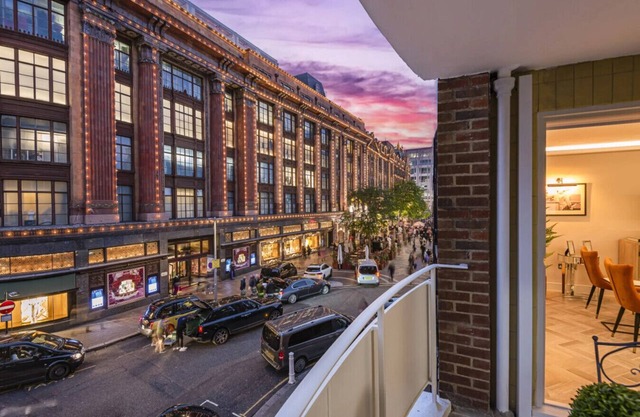 Luxury Living in Knightsbridge | Balcony Views of Harrods, 2BR/2BA with AC