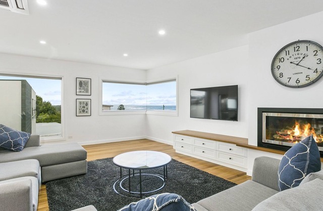 LUXURY LIVING ONLY 200M FROM BEACH & TOWN CENTRE! - 82B Orton Street