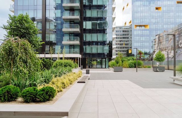 Luxury Living: Spectacular Views & Modern Elegance