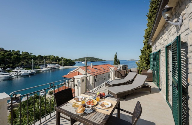 LUXURY LOCATION: BAY, CASTLES & YACHTS OF MASLINICA BEFORE YOU * A DREAM!