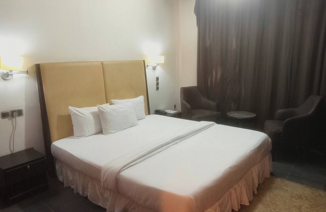 Luxury & Location: Golden Tulip Owerri. with WiFi, AC