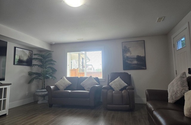 Luxury Lodge Getaway II. w/Wi-Fi & AC in awesome PG. Close to University of PG