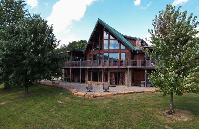 Luxury Lodge on 125 acres on Hocking Hills Farm