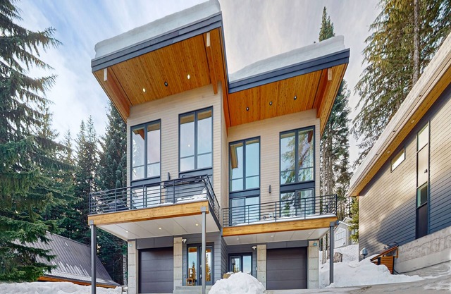 Luxury Lodge w/Breathtaking Mountain Views, large yard, fireplace & WIFI