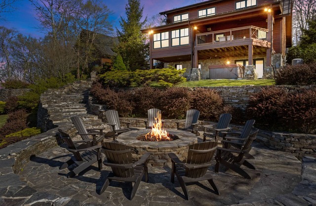 Luxury Lodge w/Views, Hot Tub, Game Rm, Fire Pit