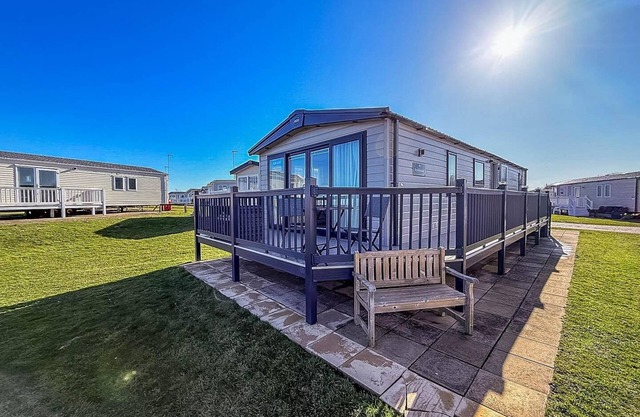Luxury lodge with stunning full sea views at Hopton ref 80010W