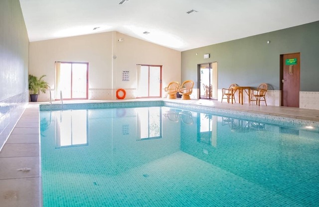 Luxury lodge with king-size bed with en suite shower.