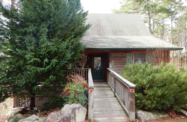 Luxury, loft, log-sided two bedroom Harbor North cottage on Lake Ouachita. by RedAwning