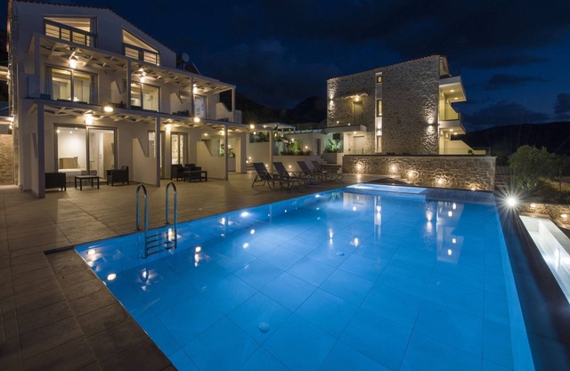 Luxury loft, pool, close to the beach, sea view
