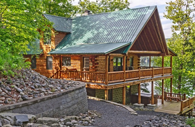 Luxury Log Cabin in the Woods on Skaneateles Lake