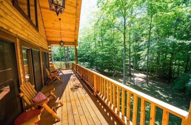 Luxury log cabin with Hot Tub, located between Bloomington, Nashville.
