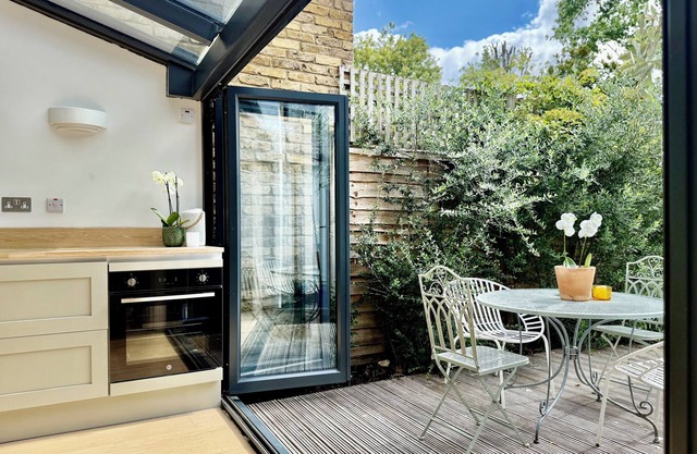 Luxury London 4Bd/3Bth Apartment w Garden/Parking (child/pet friendly!)