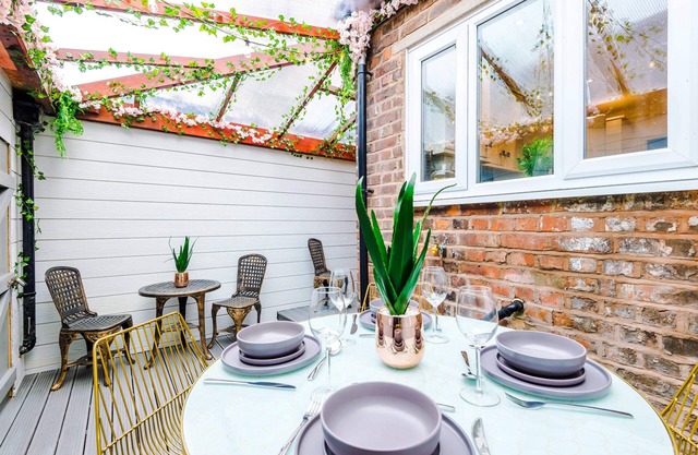 Luxury Manchester Retreat Sleeps 11 Free Parking