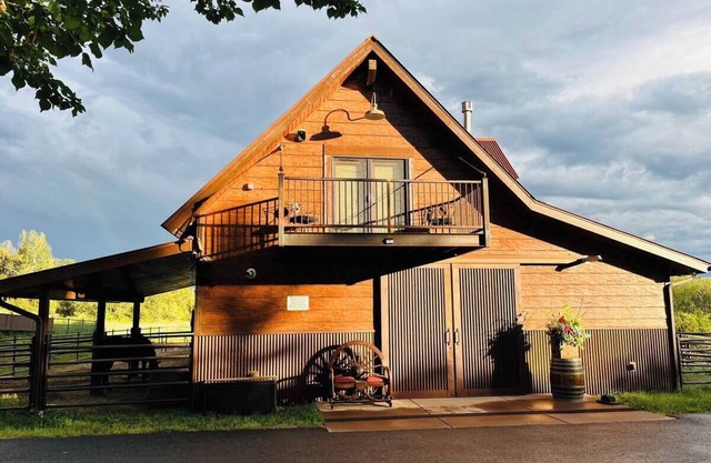 Luxury Meets Rustic Charm Stunning Barn Apartment on a Ranch