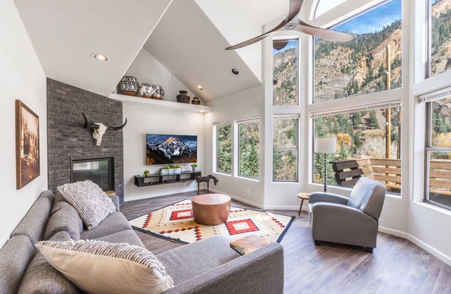 Luxury Meets Tranquil Mountain Retreat-Private Courtyard-Pet-Friendly