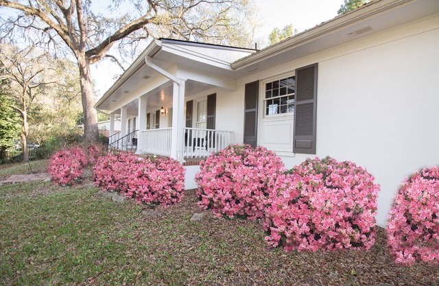 LUXURY MIDTOWN 4 total bedrooms/2 Master suites, bonus room, 3 bath, Sleeps 12+