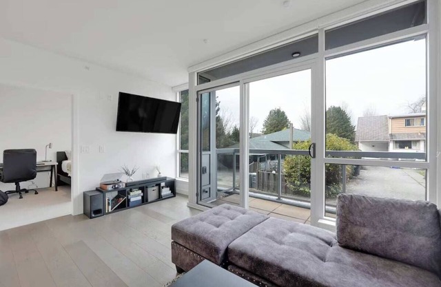 Luxury & Modern Condo in Central Location