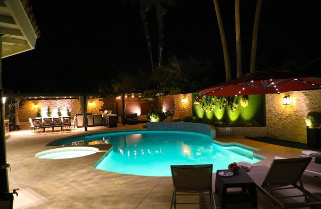 Luxury Modern Home POOL, SPA, FIRE PIT. License #16537