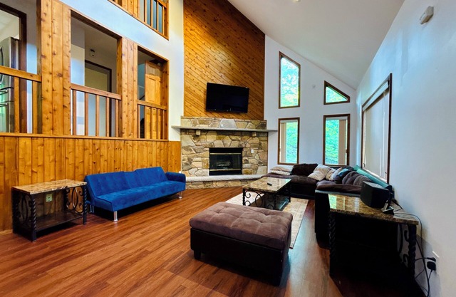 Luxury Modern House in the Poconos! 199 SPECIALS ALL SEPTEMBER