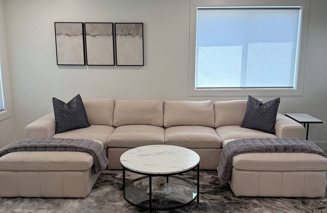 Luxury Modern Space A 2-bedroom townhome in Burley with all the amenities.