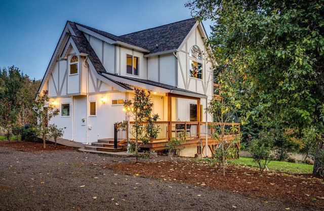 LUXURY MODERN Storybook TUDOR ● HOT TUB ● By Silver Falls Park ● 20 acres ● View