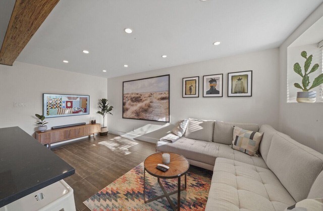 Luxury Modern Two Bedroom Located near Commercial Drive