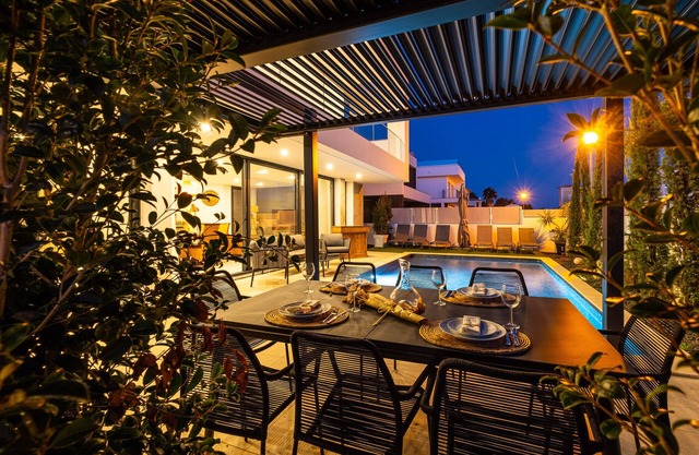 Luxury/modern villa/heated pool 1800 metres from Sao Rafael beach