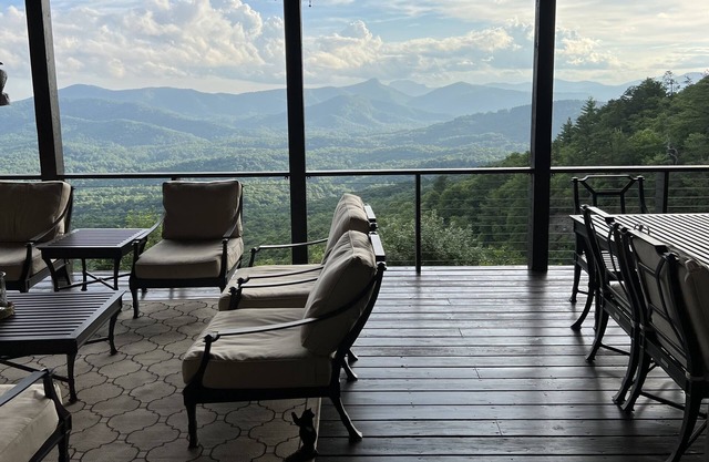 Luxury mountain home w/great long range views!