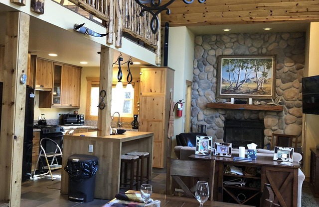 Luxury Mountain Retreat with jacuzzi, 20 min to Kern River. Pet Friendly