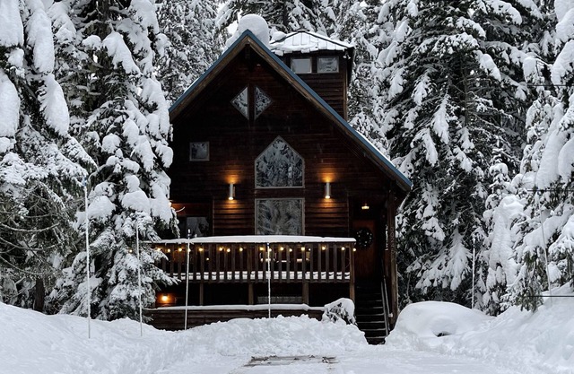 Luxury Mt. House Govt. Camp Holiday, Ski, Hike, Wine tasting! Sleeps 8, Dog ok