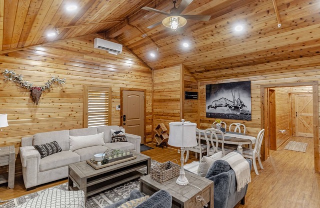 Luxury Nanette Cabin at Historical Farm