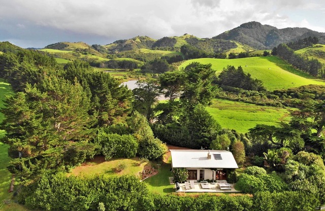 Luxury Nature Retreat with Sea View - Tahi