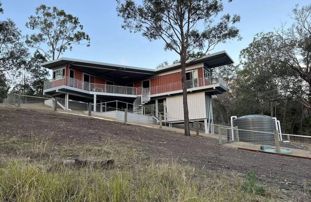 Luxury new 2 bedrm with ensuites, scenic views & outdoor bath close to winery 🍇