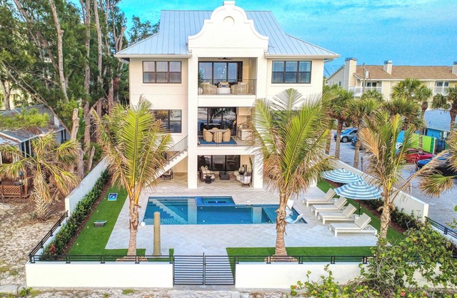 Luxury New Beach House w/Private Pool. Direct Views of the Gulf of America!